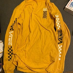 I’m selling this vans long sleeve, it’s yellow, it’s to big for me.